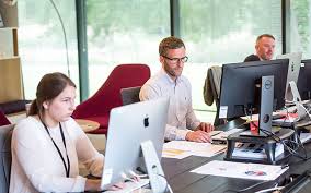 Prospection téléphonique B2B : pourquoi les PME choisissent l&rsquo;externalisation